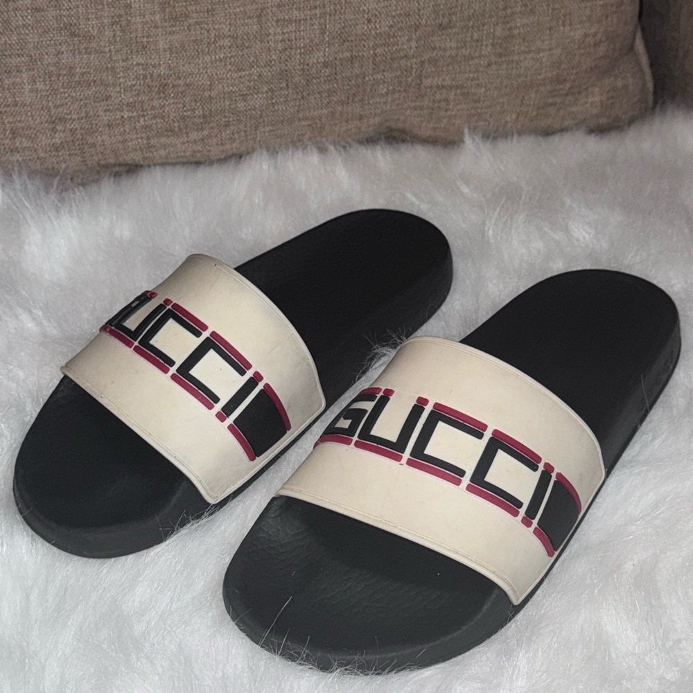 ***Authentic*** Gucci Rubber Slides size 39 -524244 160